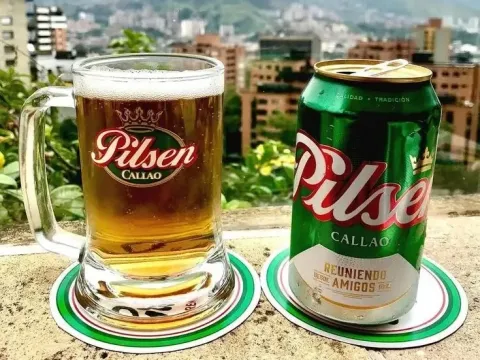 Two presentations of Pilsen beer to promote its purchase in the market, either in a personalized glass or in a metal container.