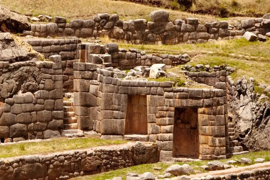 Lateral perspective of the stone stairs and walls at the Tambomachay archaeological center.